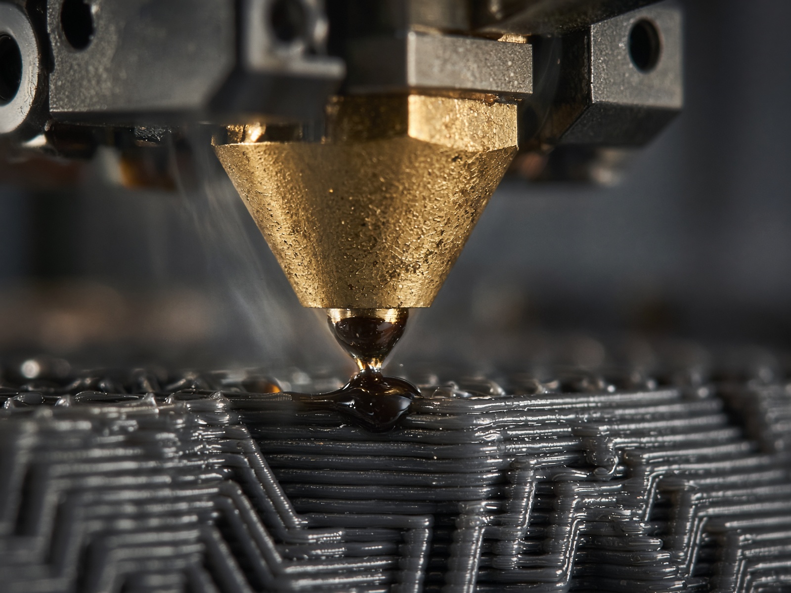 Makroaufnahme einer FDM-Düse beim Extrudieren